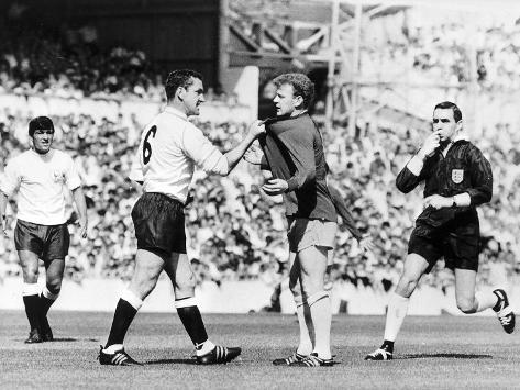 [Image: dave-mackay-grabs-billy-bremner-of-leeds...tenham.jpg]